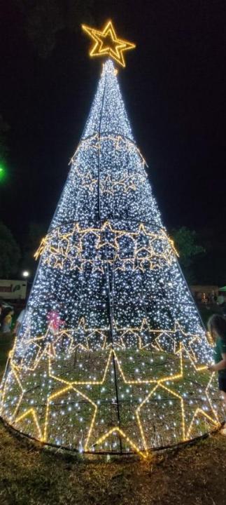 Foto 24 de 49 — ​Primeira noite do Esperança Luz encanta multidão em Boa Esperança